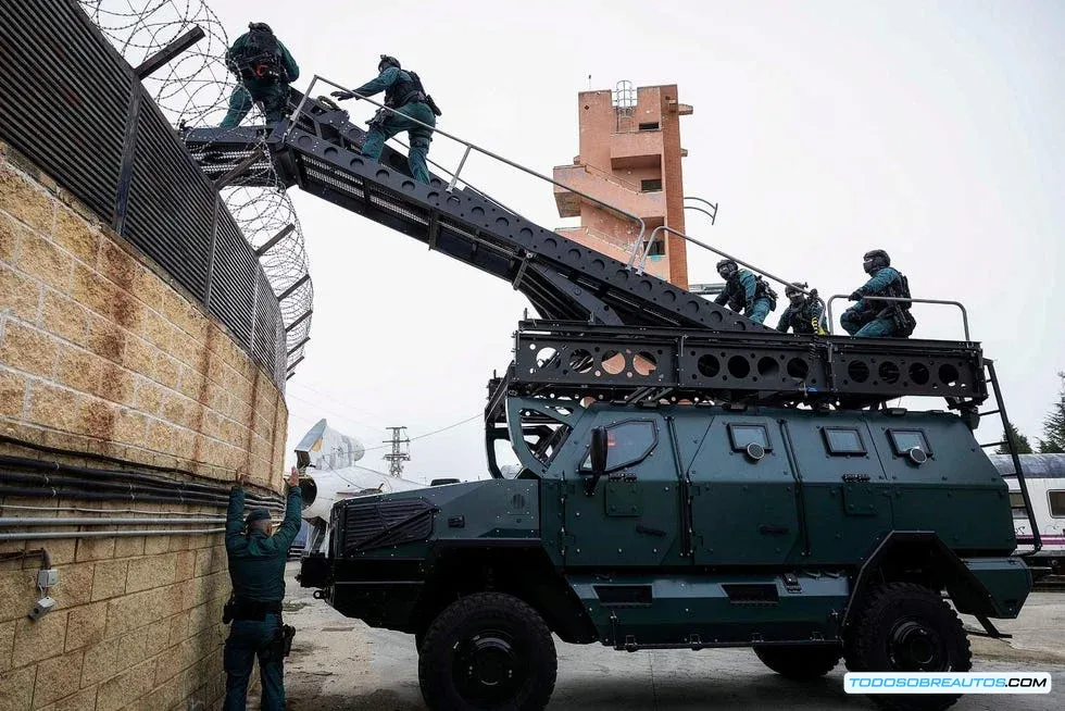 Interior y detalles del blindaje STANAG-2 del vehículo táctico IBERO de la Guardia Civil