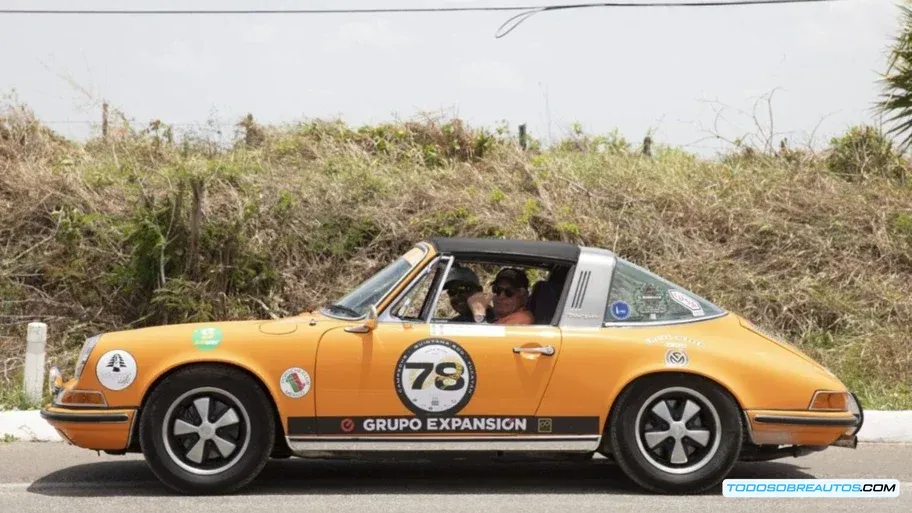 Vehículo clásico compitiendo en rally de regularidad del Rally Maya - precisión y confiabilidad