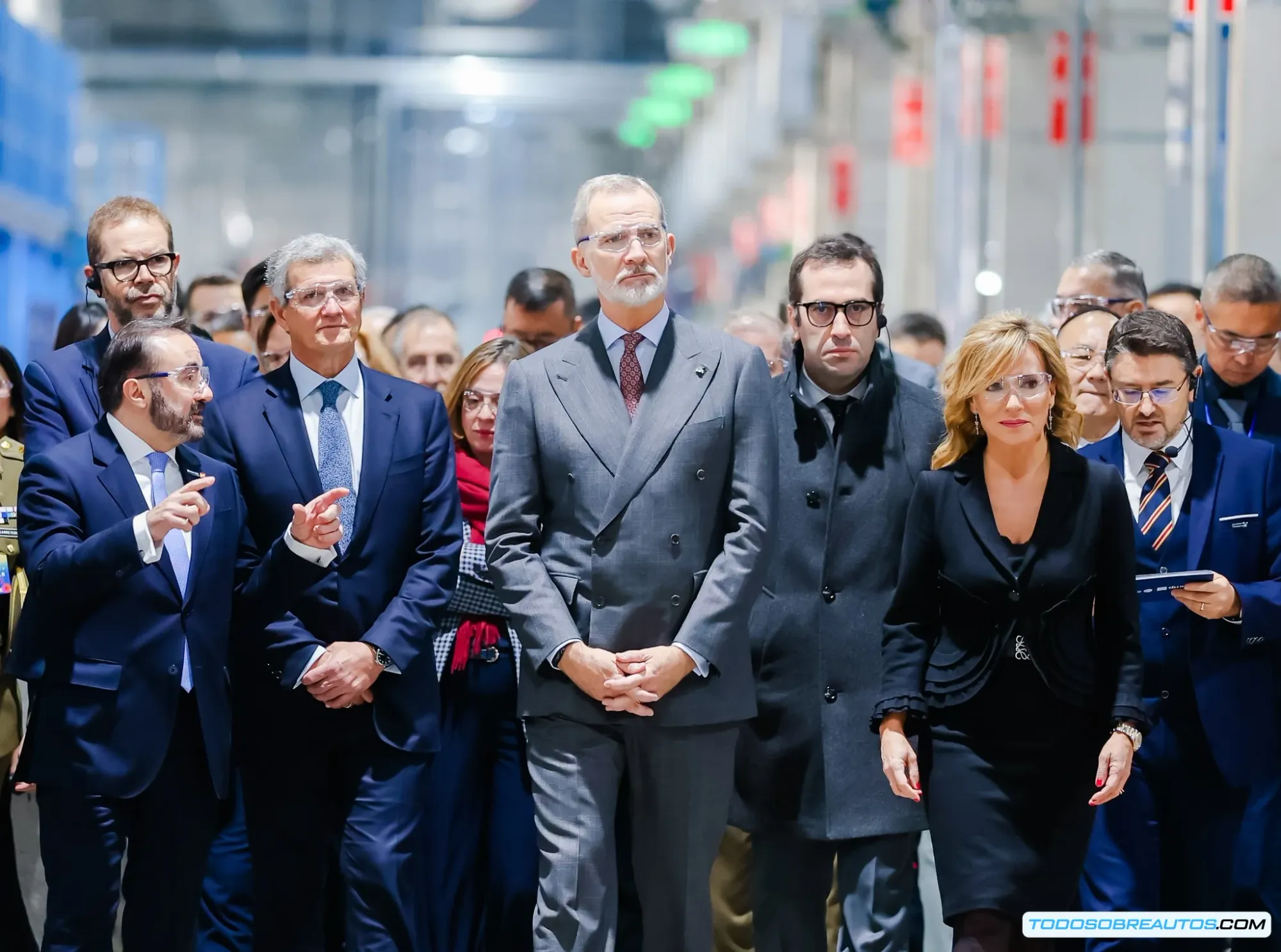 Contenedores de envío en un puerto, representando el comercio internacional.