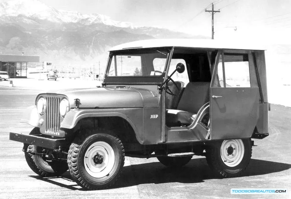 Vista trasera del Jeep Wrangler Whitecap, edición limitada de diciembre para los 85 años de la marca