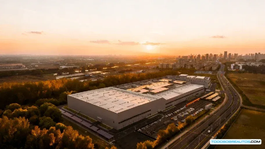 Interior del laboratorio de seguridad automotriz de Geely mostrando equipos de prueba de choque