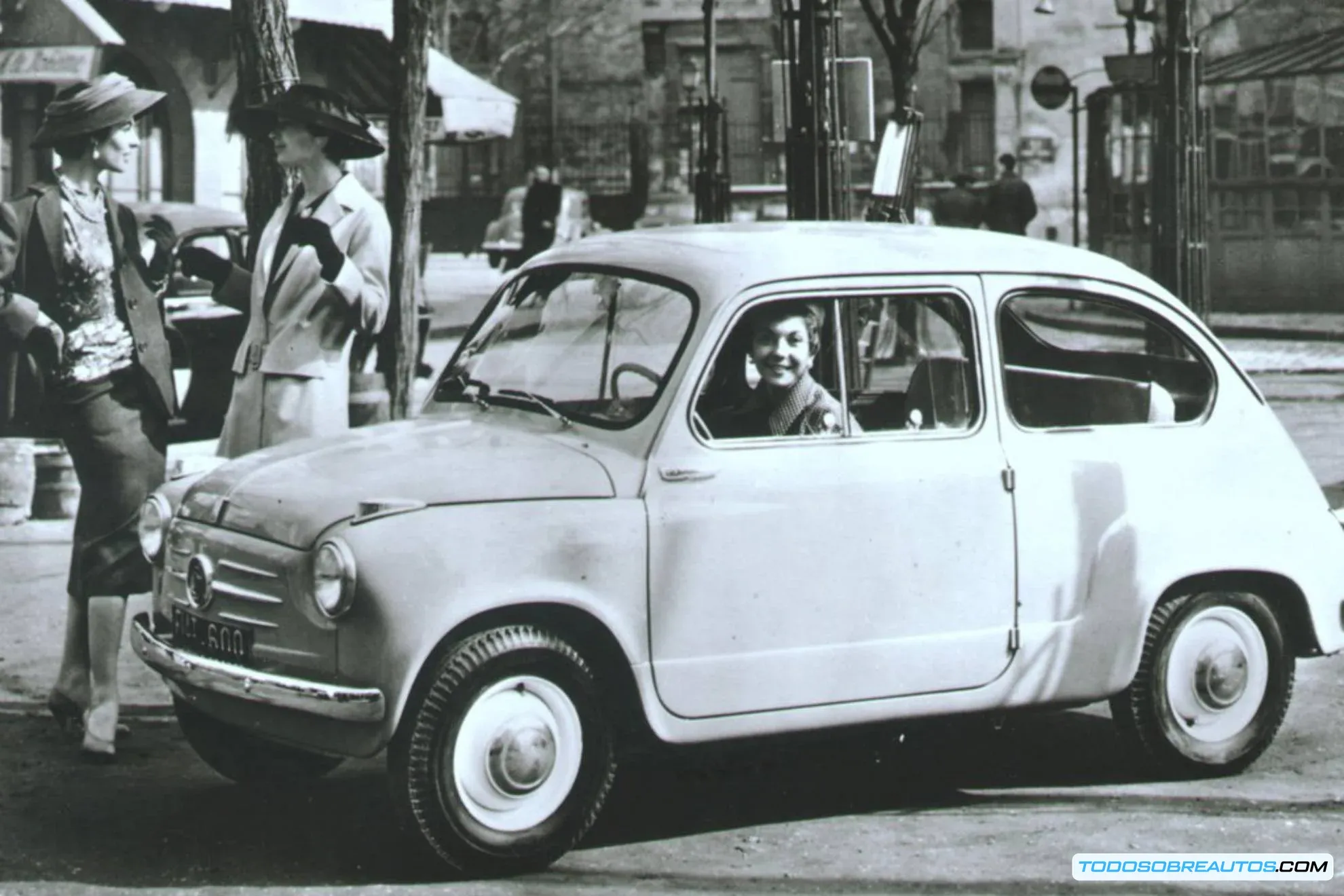 Un Fiat 600 circulando por una calle de época, mostrando su popularidad.