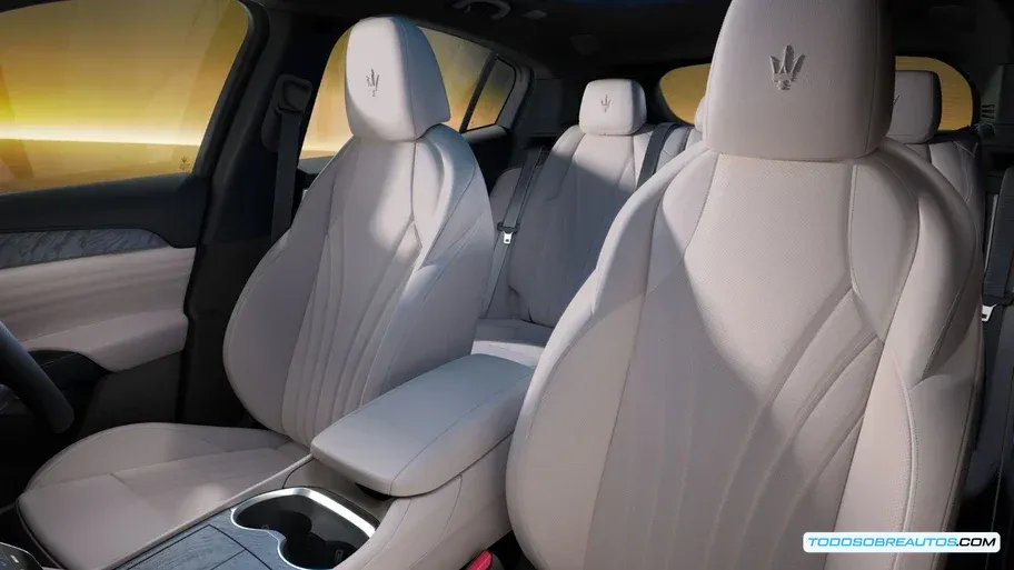 Interior del Maserati Grecale Lumina Blu mostrando la tapicería y detalles de lujo