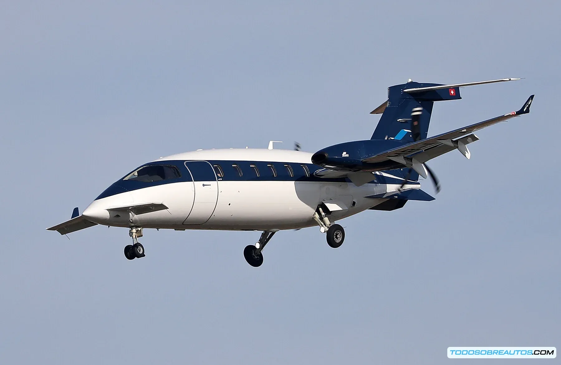 Interior tecnológico de cabina de avión ejecutivo o automóvil deportivo de alta gama, mostrando pantallas digitales, materiales compuestos y controles que ejemplifican la transferencia de tecnología entre la aviación y la industria automotriz.