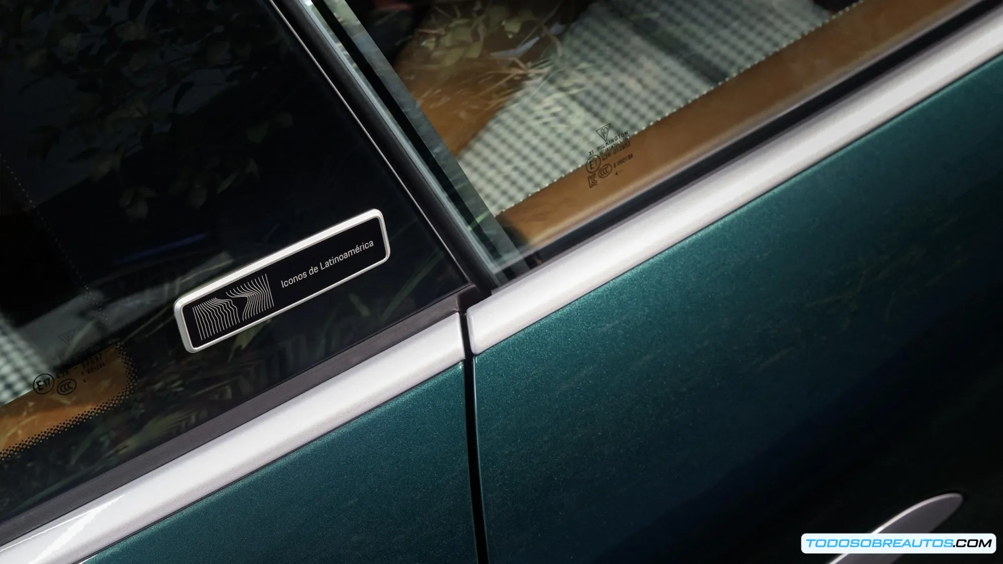 Detalle de la pintura verde Forest metalizado del Porsche 911 GT3 Touring Ocelote, mostrando los reflejos y matices inspirados en la selva Amazónica.