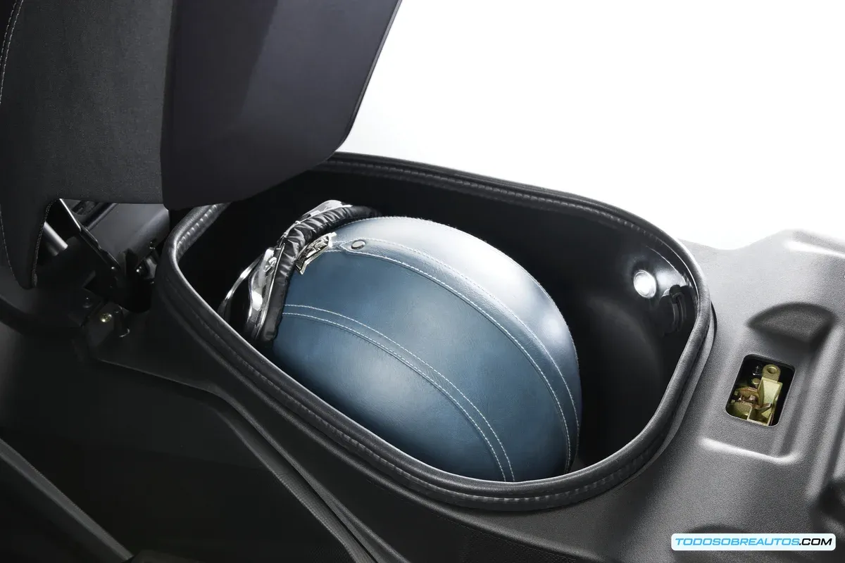 Panel de instrumentos digital del Kymco CV3 mostrando modos de conducción Rainy y Power con indicador de control de tracción TCS