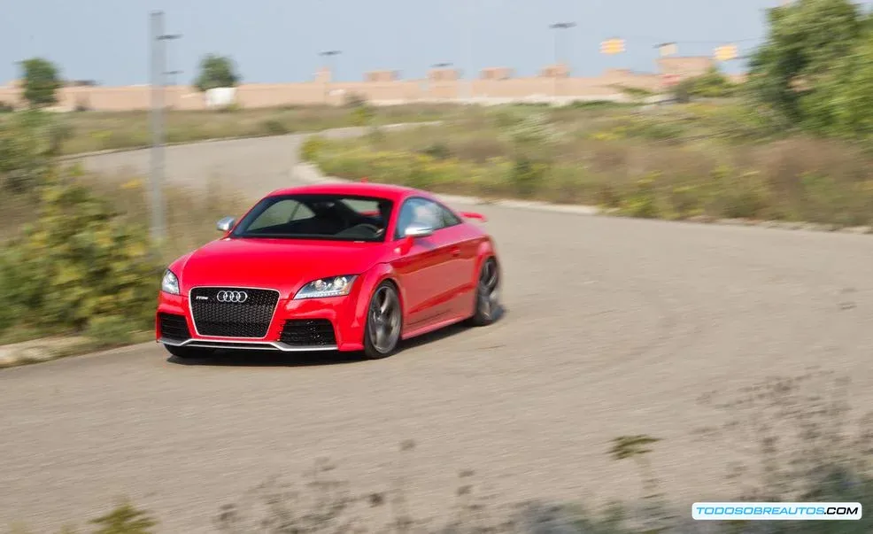 Audi TT RS de 2012 mostrando su diseño coupé deportivo y líneas aerodinámicas que albergan el motor de cinco cilindros