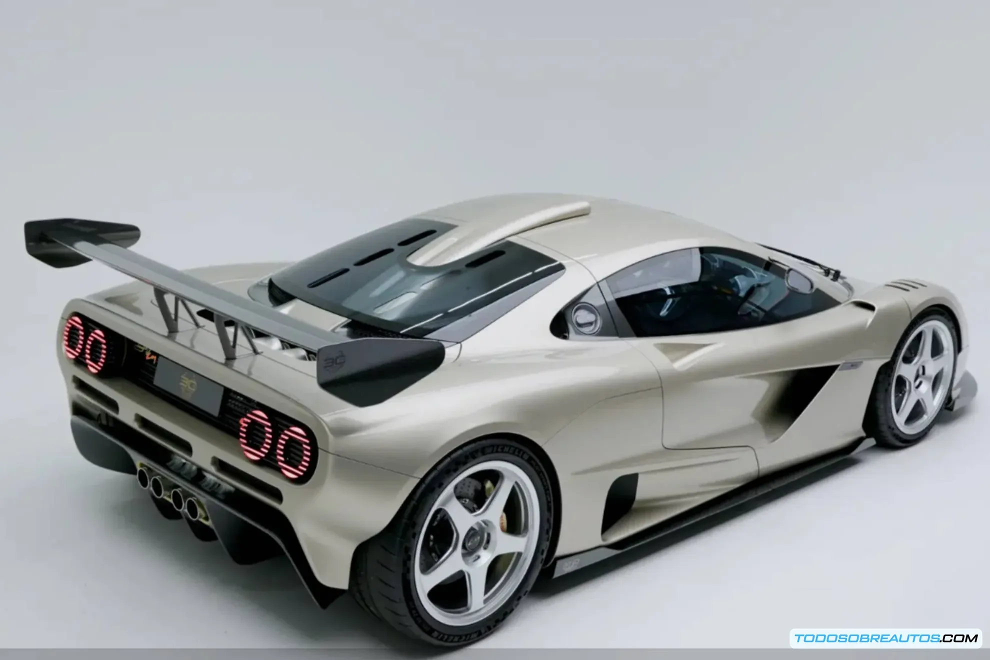 Vista frontal del Gordon Murray S1 LM resaltando su estética agresiva y el diseño de los faros. Hiperdeportivo diseñado por Gordon Murray con inspiración en el McLaren F1.