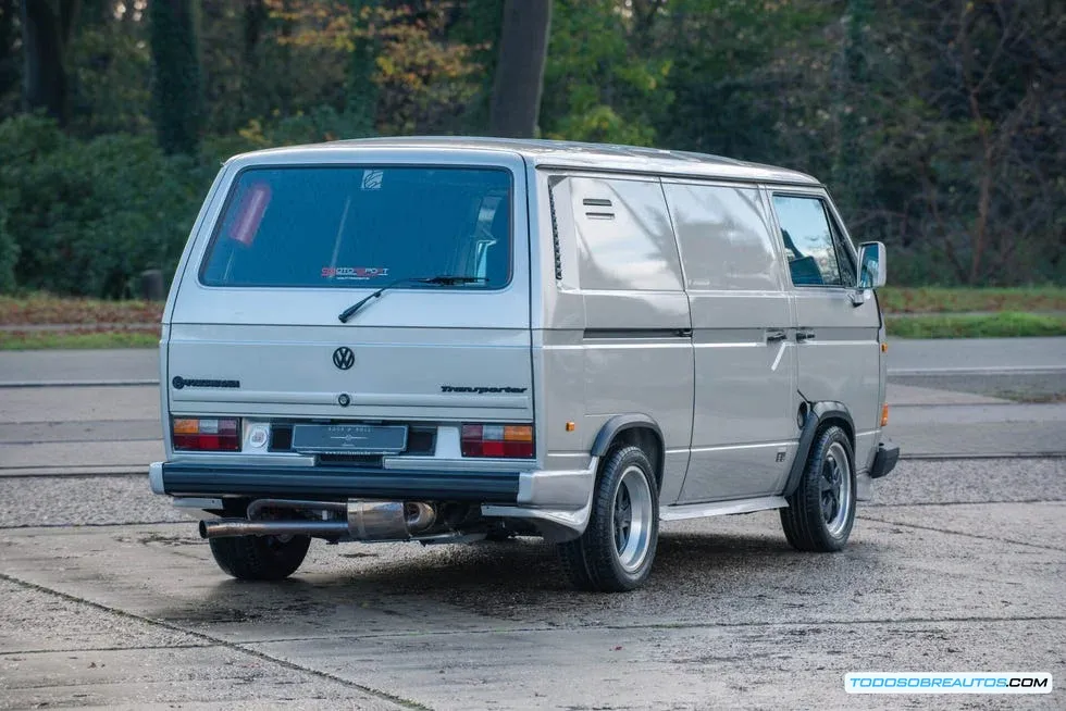 Vista lateral del Volkswagen T3 con motor Porsche 911 SC - conversión homologada 1982