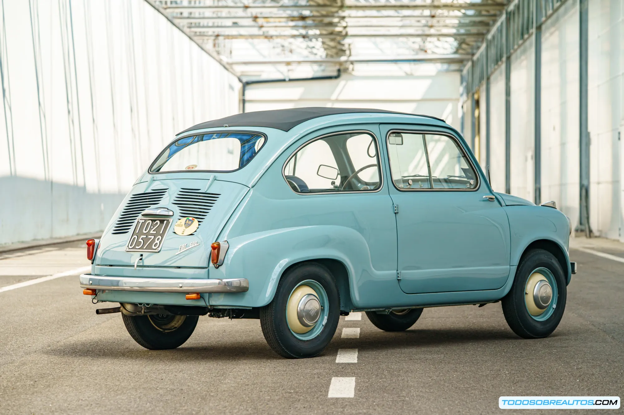 Detalle de un Fiat 600 con las 