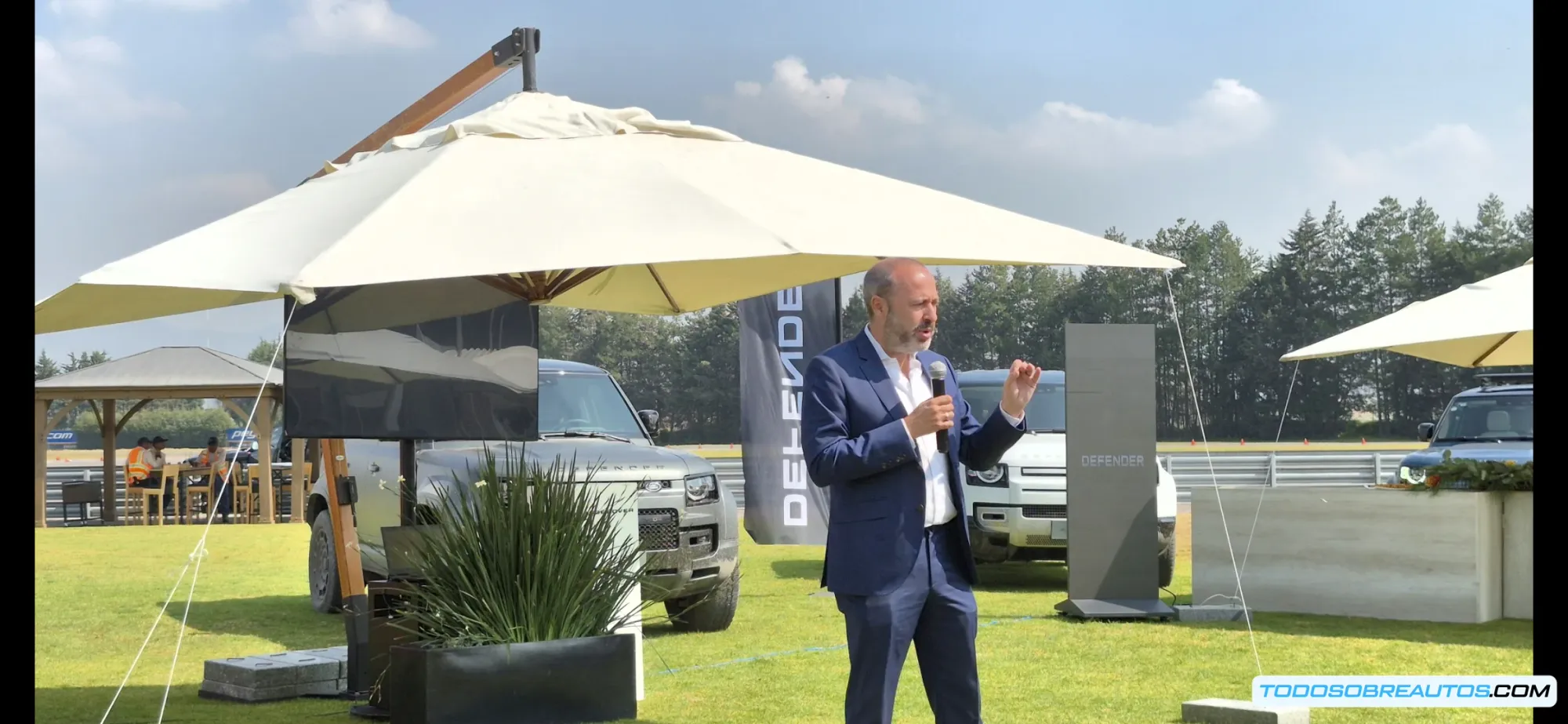 Material gráfico oficial de JLR mostrando la transición hacia la electrificación, con infografías sobre tecnologías MHEV, PHEV y EV que componen la estrategia completa