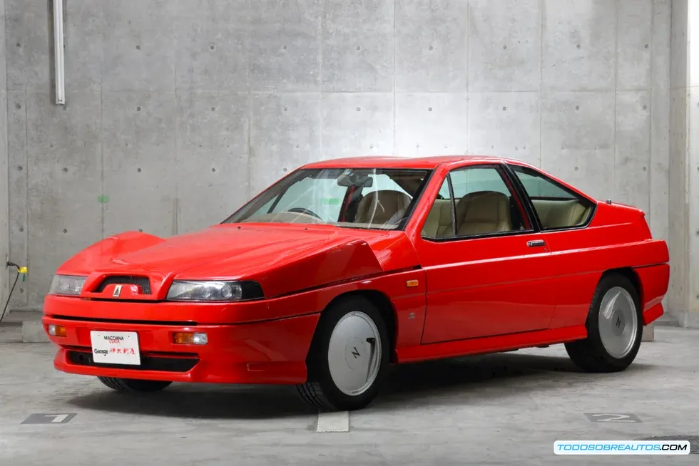 Vista lateral del Autech Zagato Stelvio 1989 mostrando su diseño innovador y controvertido