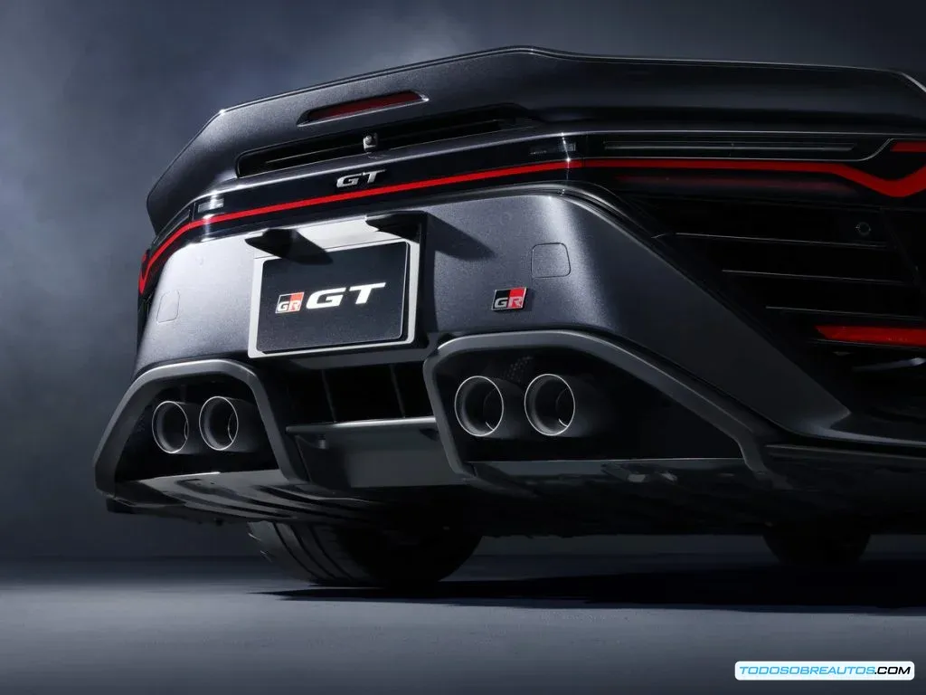 Diagrama técnico del sistema de propulsión del Toyota GR GT mostrando distribución 45/55, motor delantero V8 y motor eléctrico trasero conectado por torque tube
