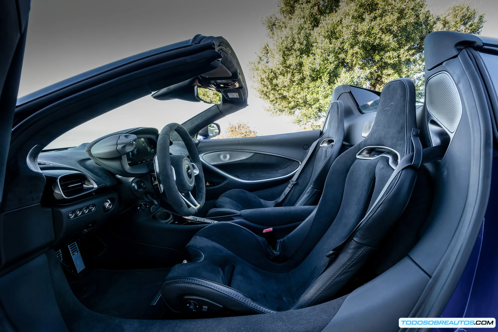 McLaren Artura 2025 con sistema de modos de conducción inteligente y geolocalización