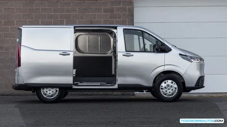 Diseño y dimensiones de la Chevrolet Express Max EV 2026, mostrando puertas corredizas y batientes traseras