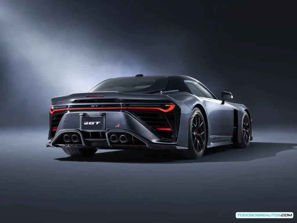 Motor V8 biturbo híbrido de 4.0 litros del Toyota GR GT mostrando componentes del sistema híbrido y transaxle trasero con torque tube de fibra de carbono