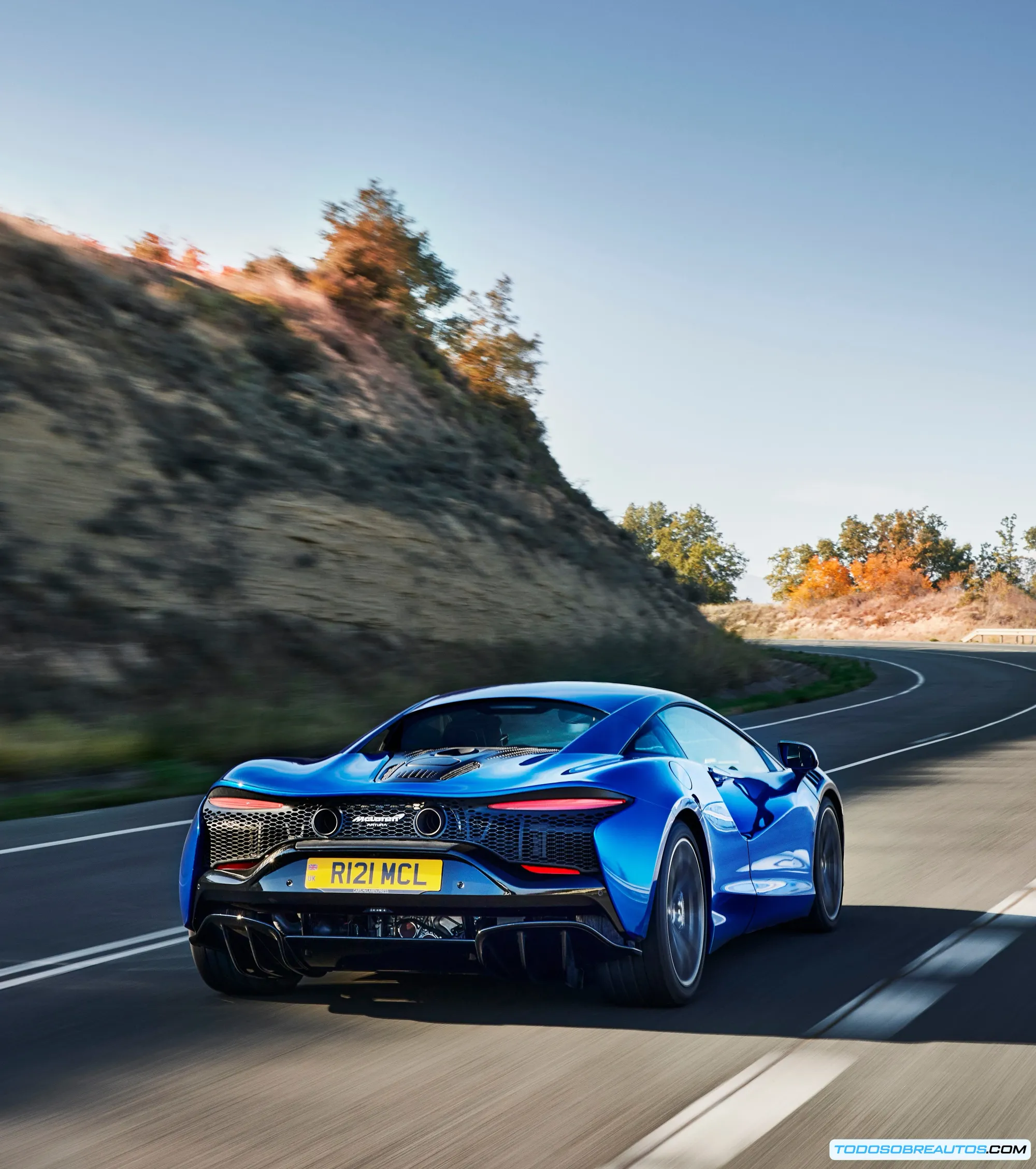 Interior y detalles del McLaren Artura mostrando controles de modos de conducción