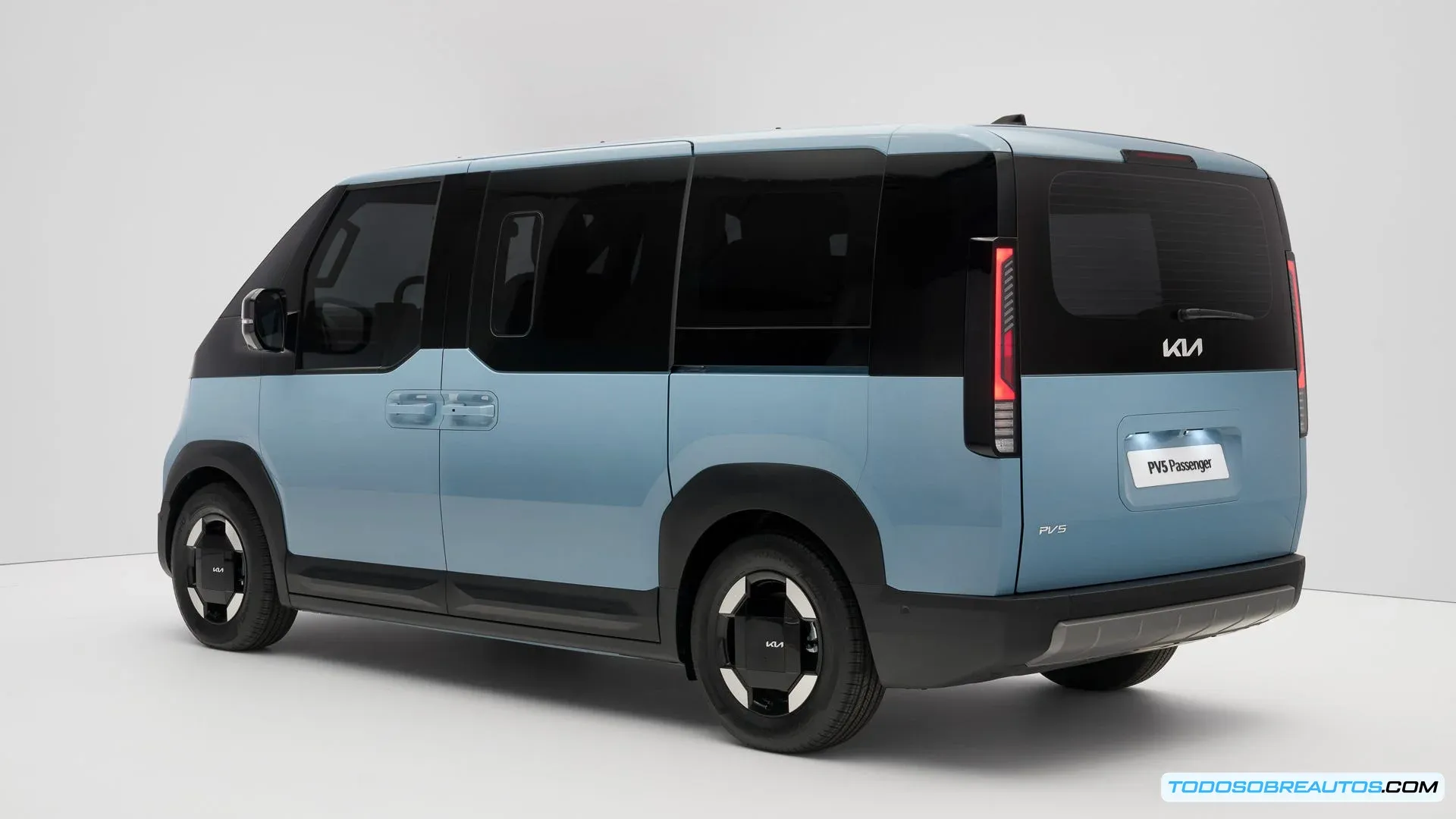 Kia PV5 en color Frost Blue - Diseño moderno de furgoneta eléctrica multiusos