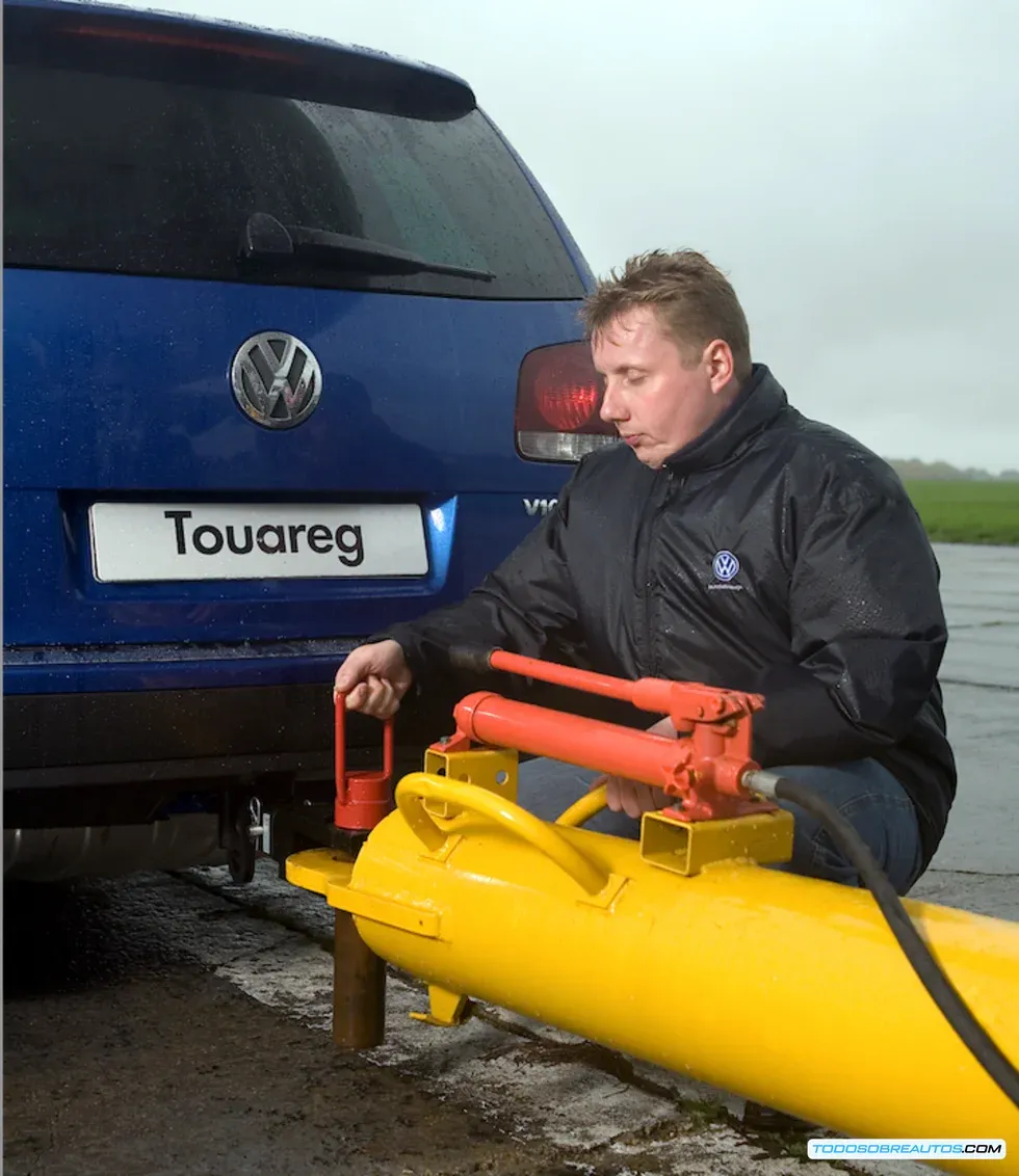 Volkswagen Touareg V10 TDI remolcando Boeing 747 de 155 toneladas - Vista lateral del evento histórico