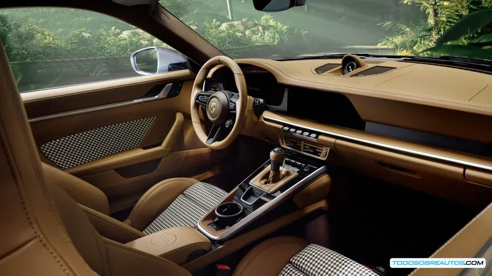 Motor bóxer de 4.0 litros del Porsche 911 GT3 Touring Ocelote, mostrando su ingeniería de alto rendimiento y diseño compacto.