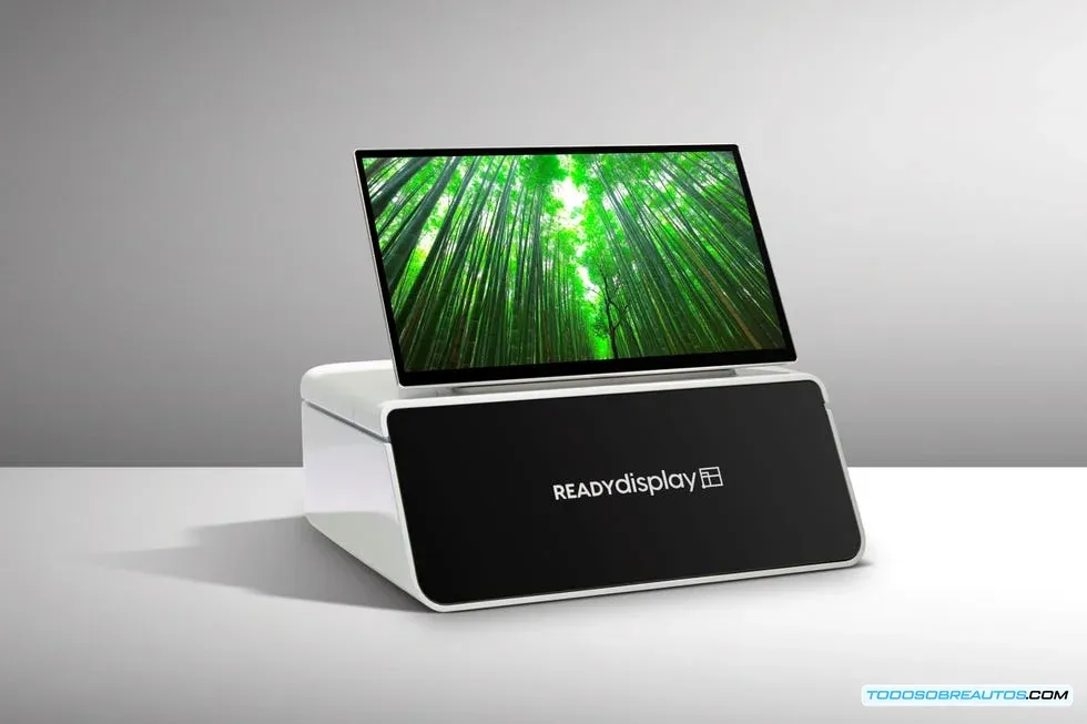 Vista de cerca del Harman Ready Display instalado en un vehículo.