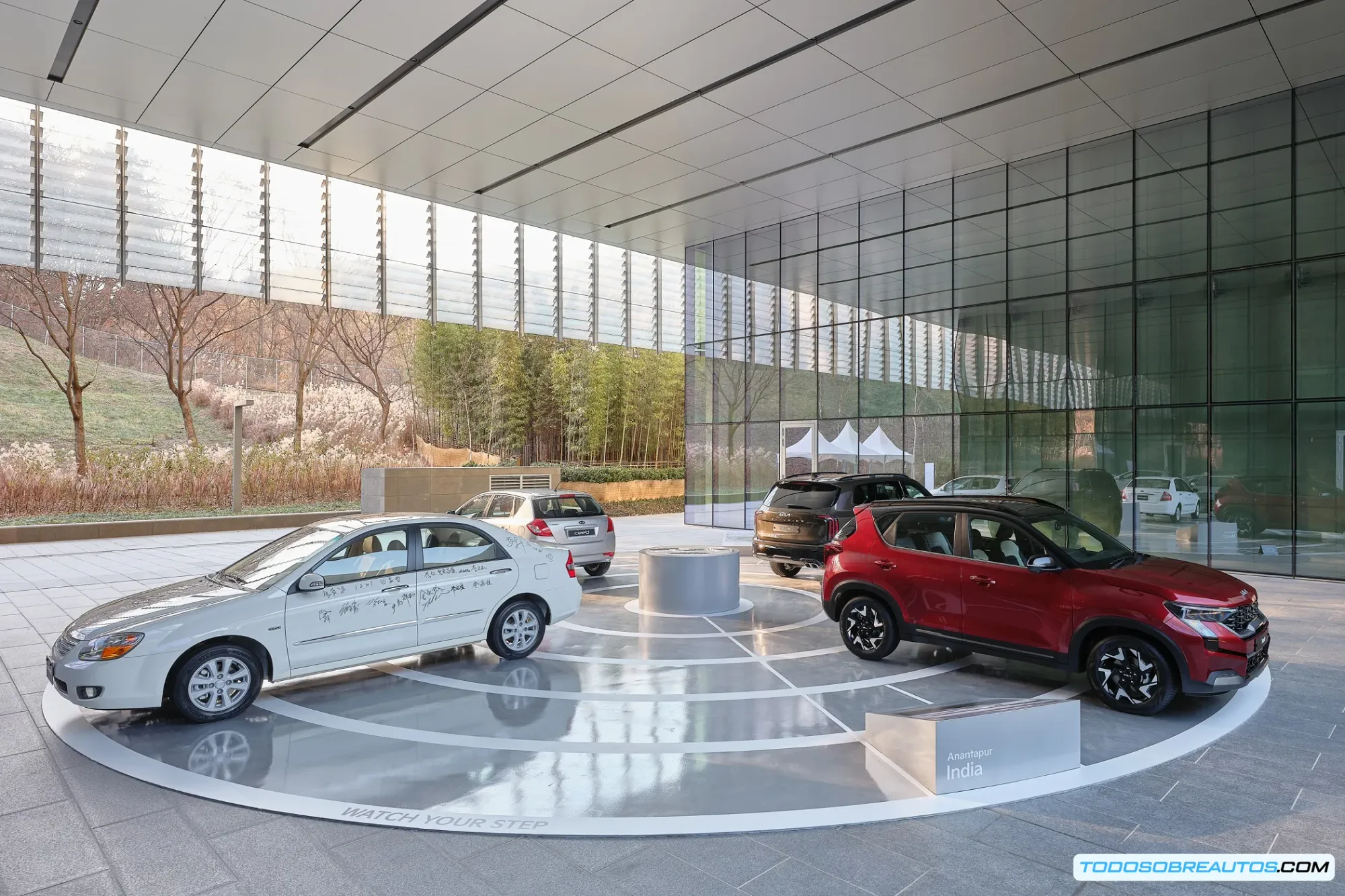 Head-Up Display de realidad aumentada del Kia Vision Meta Turismo Concept proyectando gráficos virtuales tridimensionales que parecen flotar sobre la carretera sin necesidad de gafas especiales