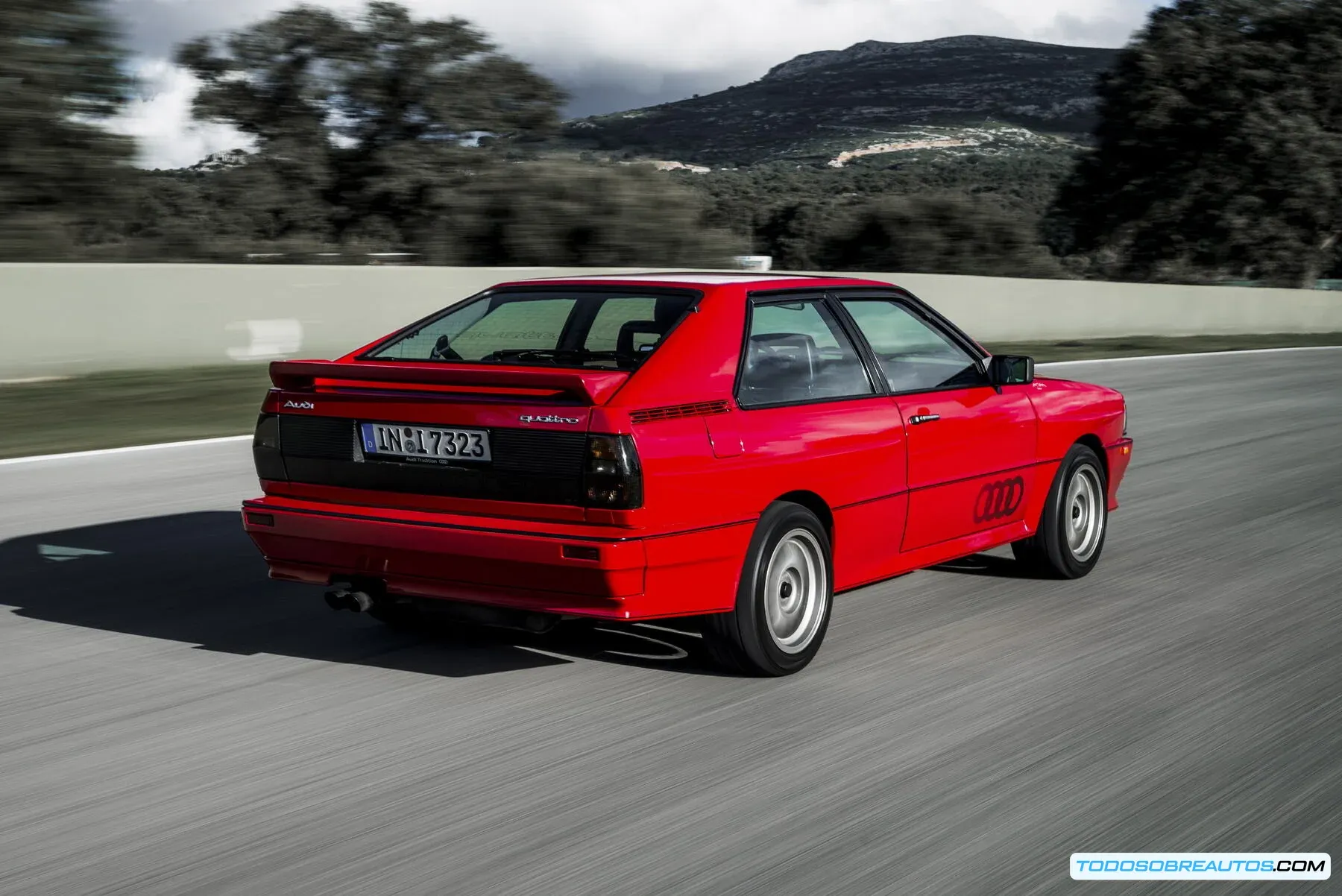 Motor Audi V8 moderno mostrando su arquitectura compacta y simétrica, un ejemplo de configuración par que logra un equilibrio natural de fuerzas y minimiza vibraciones.