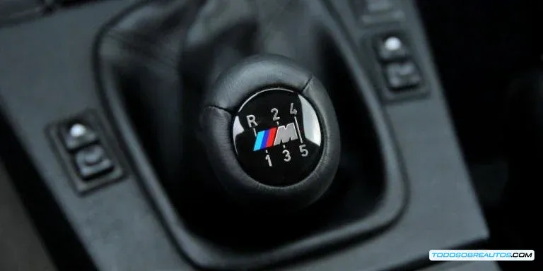 Audi 100 clásico de los años 70 mostrando su diseño elegante y líneas limpias que marcaron el inicio de la saga del motor de cinco cilindros