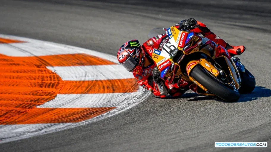 Ducati GP26 con decoración plateada rindiendo homenaje a la 750 Imola Desmo de Paul Smart.