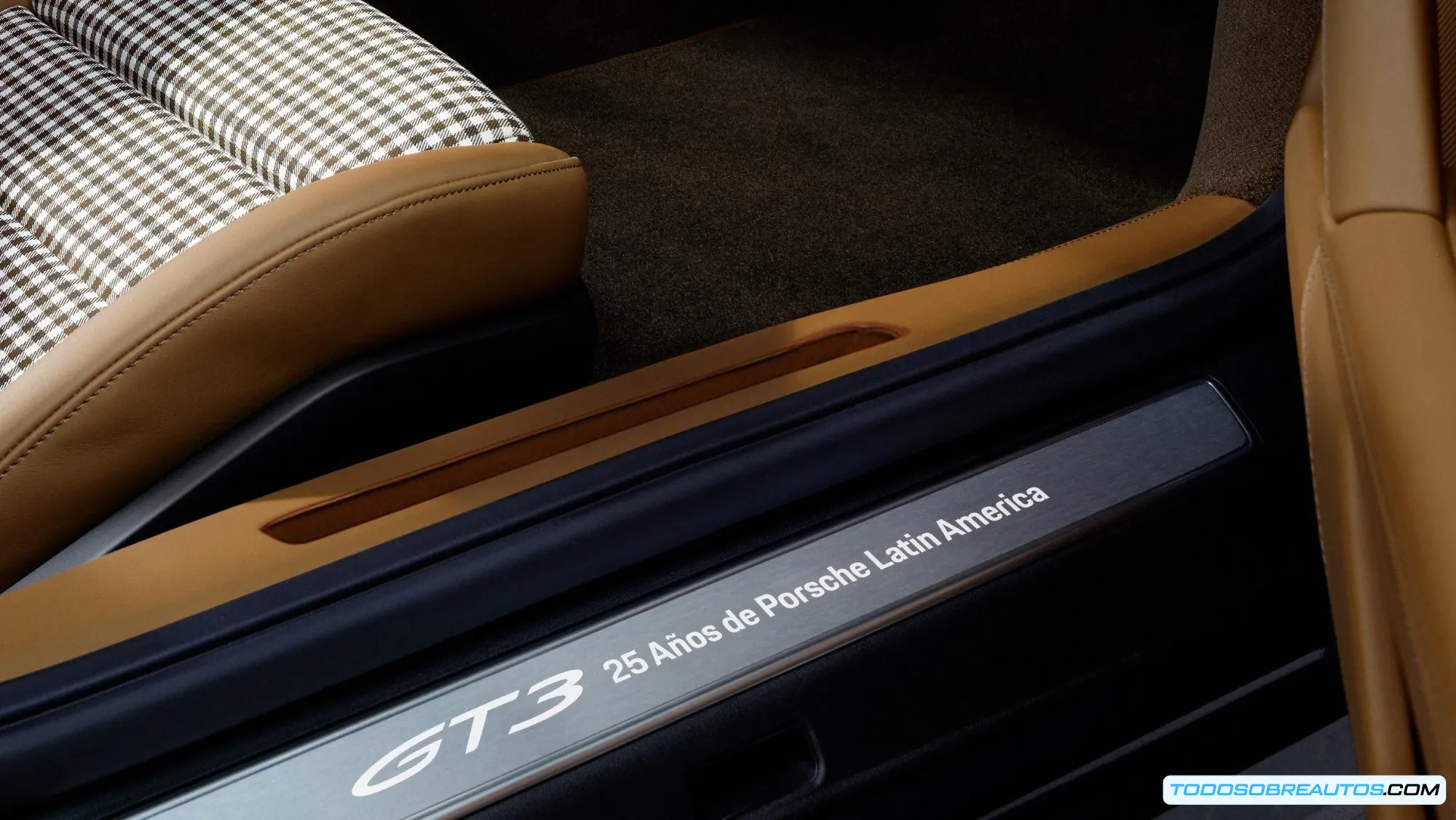 Detalles en color planta Centenaire del Porsche 911 GT3 Touring Ocelote, destacando los marcos de las ventanas y puertas.