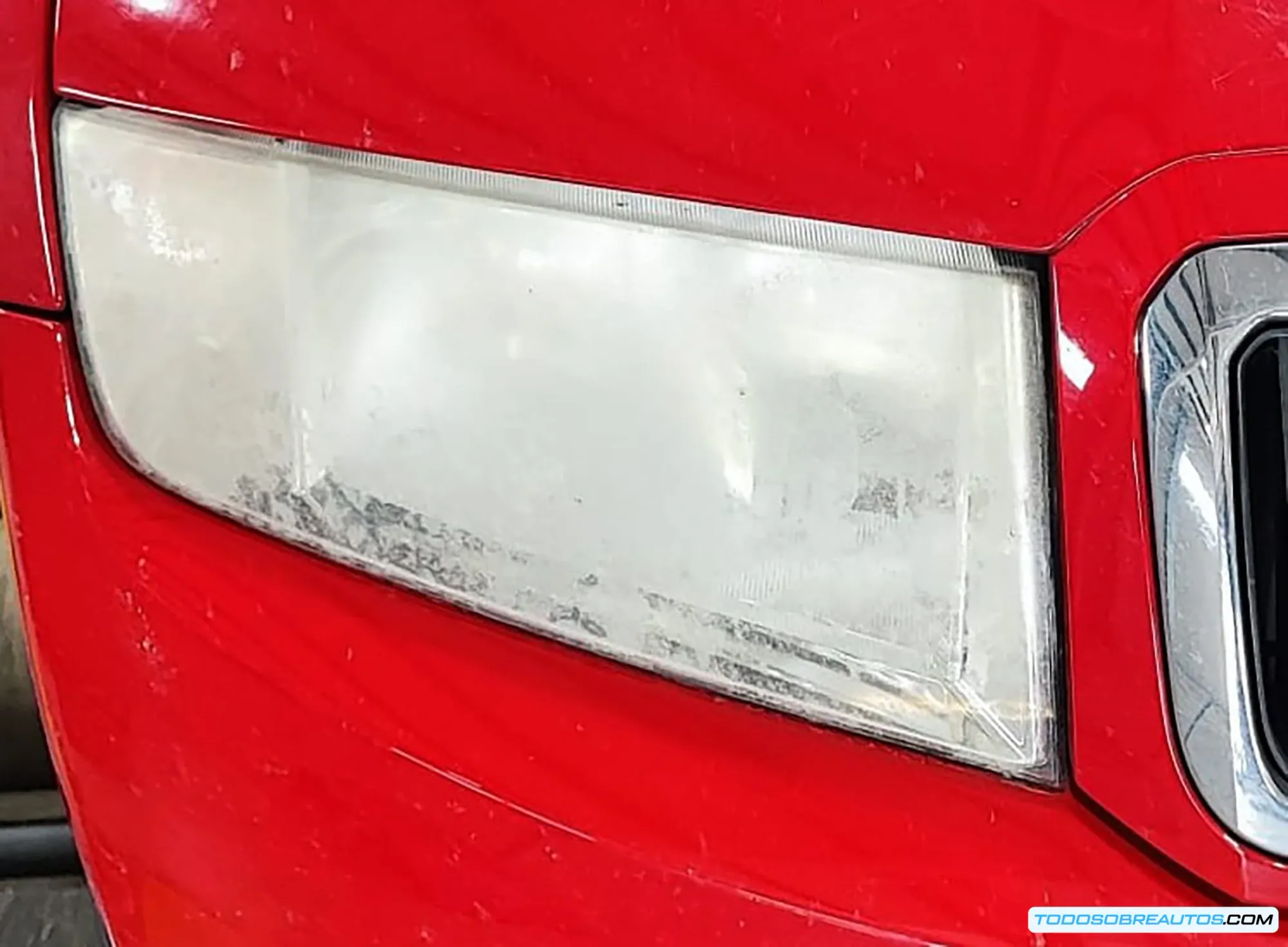 Faro de coche opaco y deteriorado
