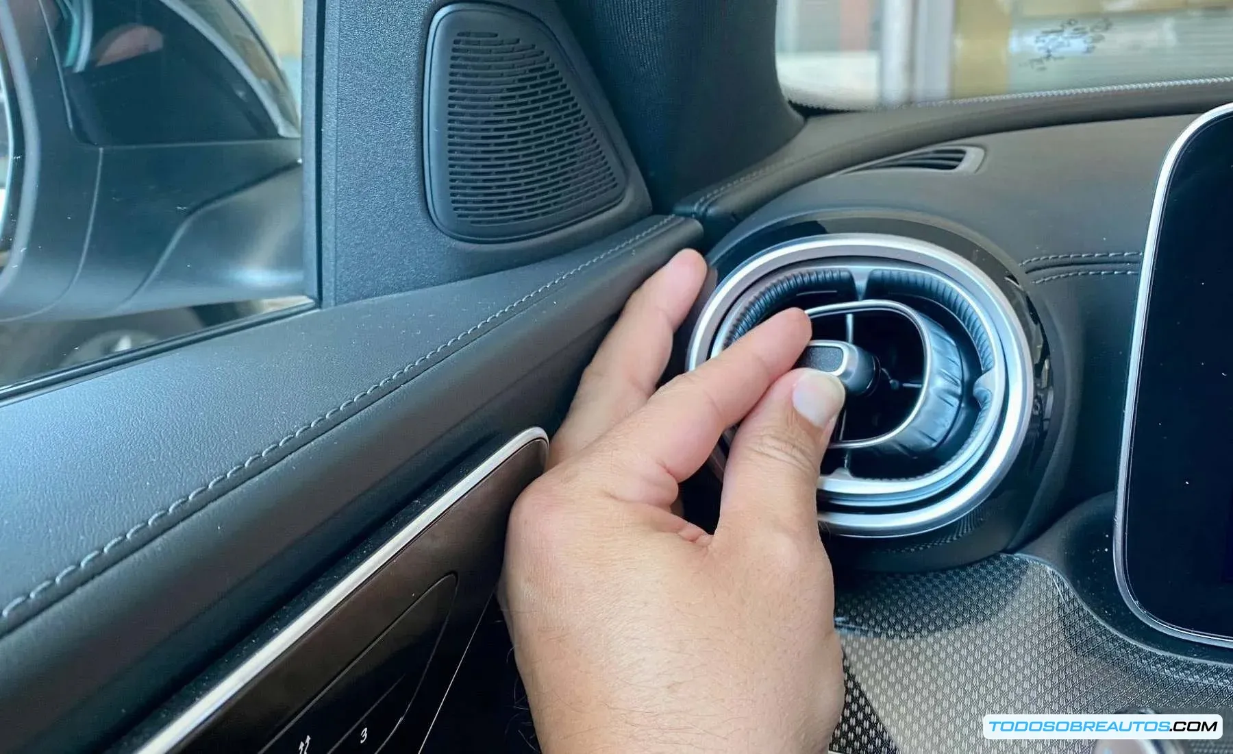Primer plano de la rejilla delantera y el perfil aerodinámico de un coche eléctrico en movimiento, con líneas de flujo de aire superpuestas que muestran cómo se genera la resistencia aerodinámica a alta velocidad.