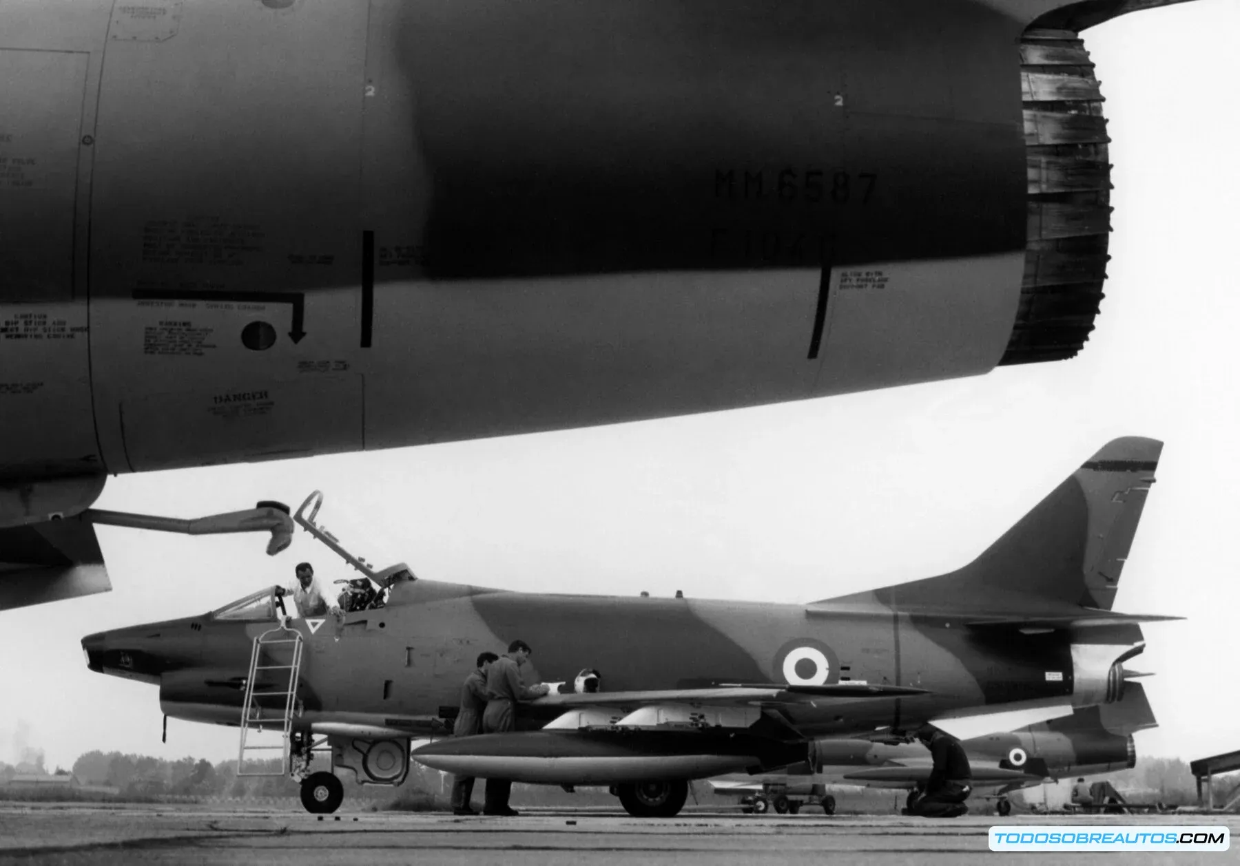 Motor de avión Rolls-Royce Merlin instalado en el fuselaje de un caza histórico, mostrando los detalles de ingeniería y la complejidad mecánica que luego se transfirió a los motores de automóviles de lujo.