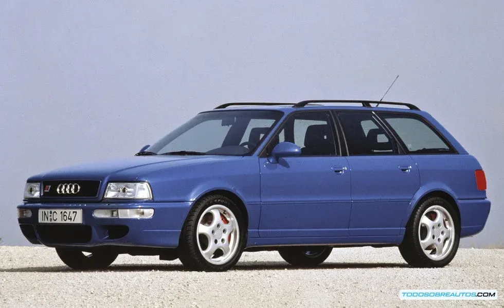 Audi RS2 Avant de 1994 mostrando su diseño deportivo de familiar y los detalles de la colaboración con Porsche