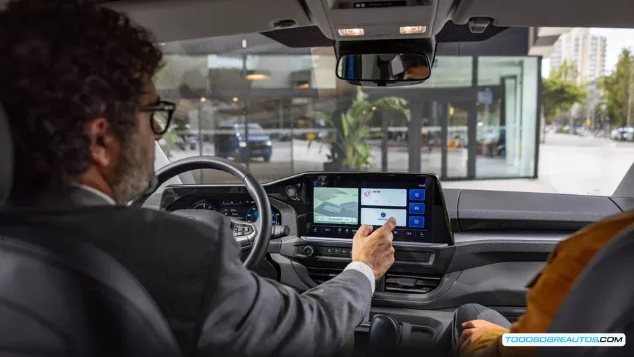 Interior Volkswagen Caravelle 2025 - Pantallas digitales, asientos para 8 pasajeros y equipamiento premium