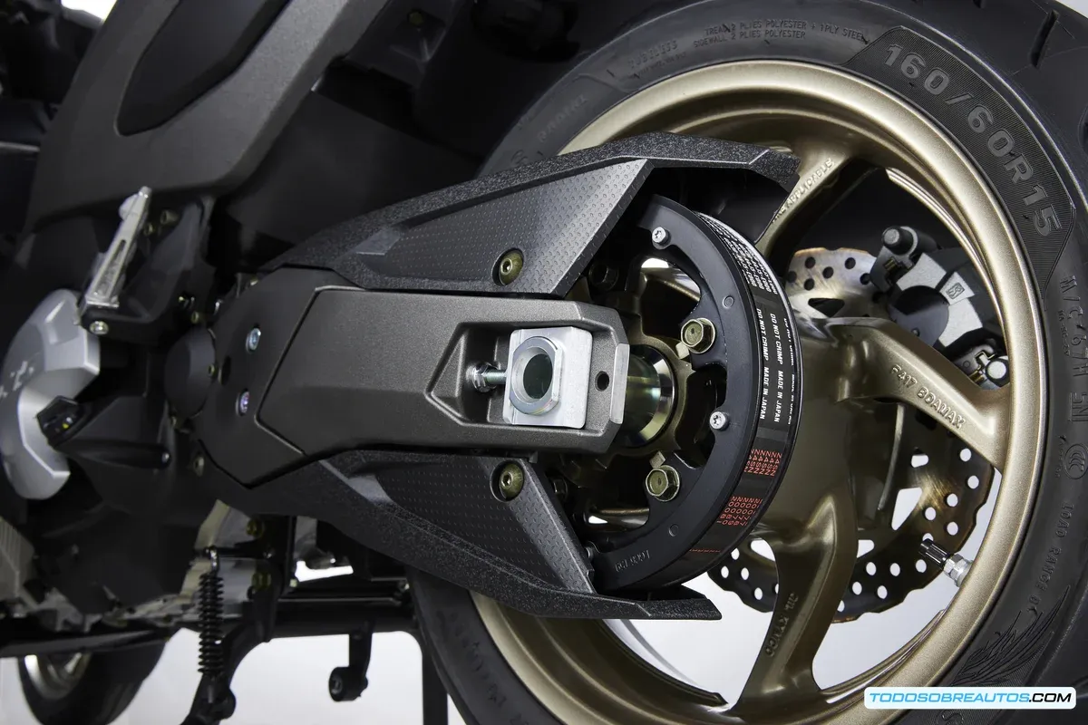 Conductor montando el Kymco CV3 mostrando posición ergonómica del asiento a 780mm de altura y apoyo lumbar regulable