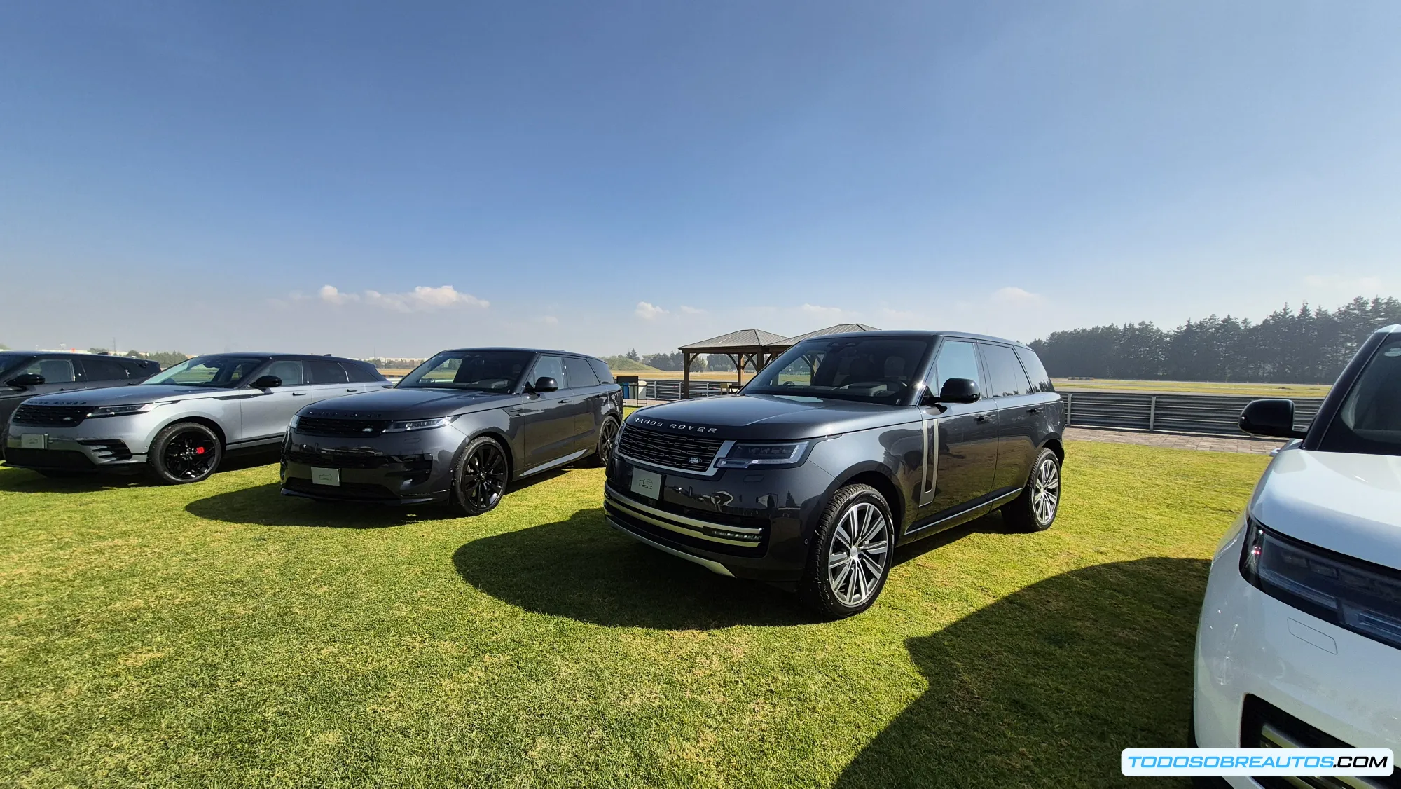 Vista frontal imponente de un Range Rover en color oscuro, mostrando la parrilla cromada característica y faros LED que definen el lujo SUV de la marca