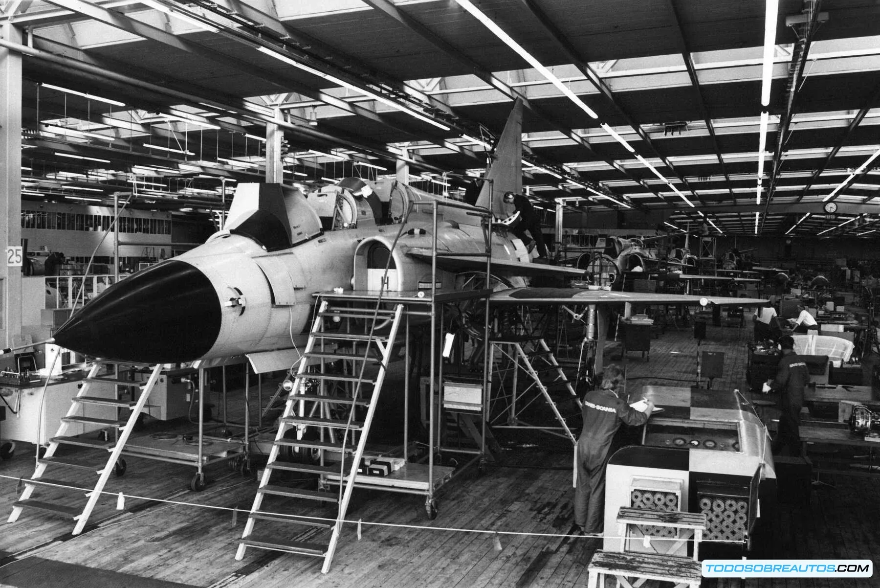 Vista frontal de un moderno automóvil deportivo con líneas aerodinámicas inspiradas en la aviación, mostrando la transferencia de tecnología de eficiencia y diseño desde los aviones a los coches de alto rendimiento.