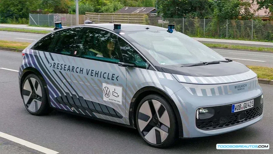 Interior del Volkswagen Gen.Urban mostrando pantalla frontal personalizable y asientos en vehículo autónomo