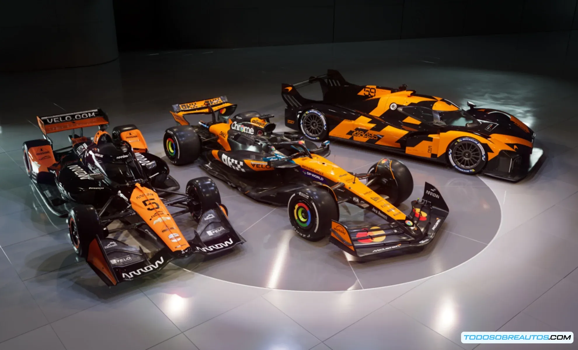 Vista frontal del prototipo de McLaren para el Campeonato Mundial de Resistencia (WEC) 2027 en boxes, mostrando detalles aerodinámicos y el icónico color naranja papaya del equipo