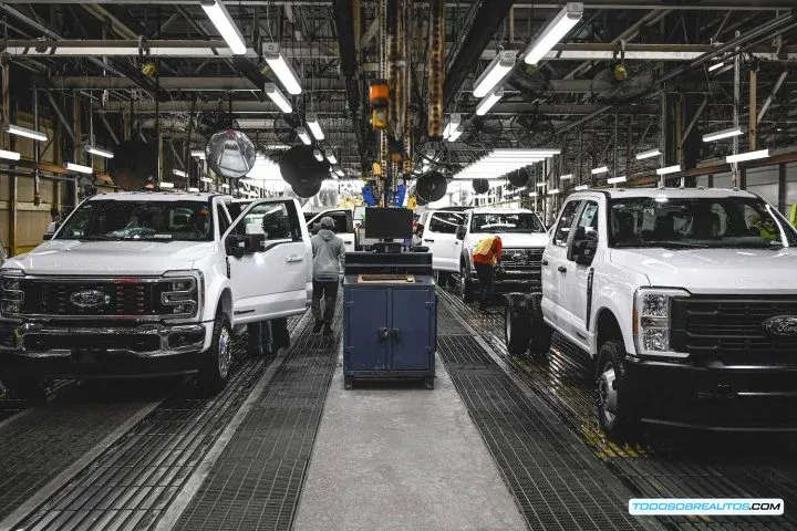 Otra perspectiva de tres cuartos de una Ford Super Duty en producción, enfatizando su tamaño y la capacidad de trabajo pesado que la hace menos dependiente del aluminio que la F-150.