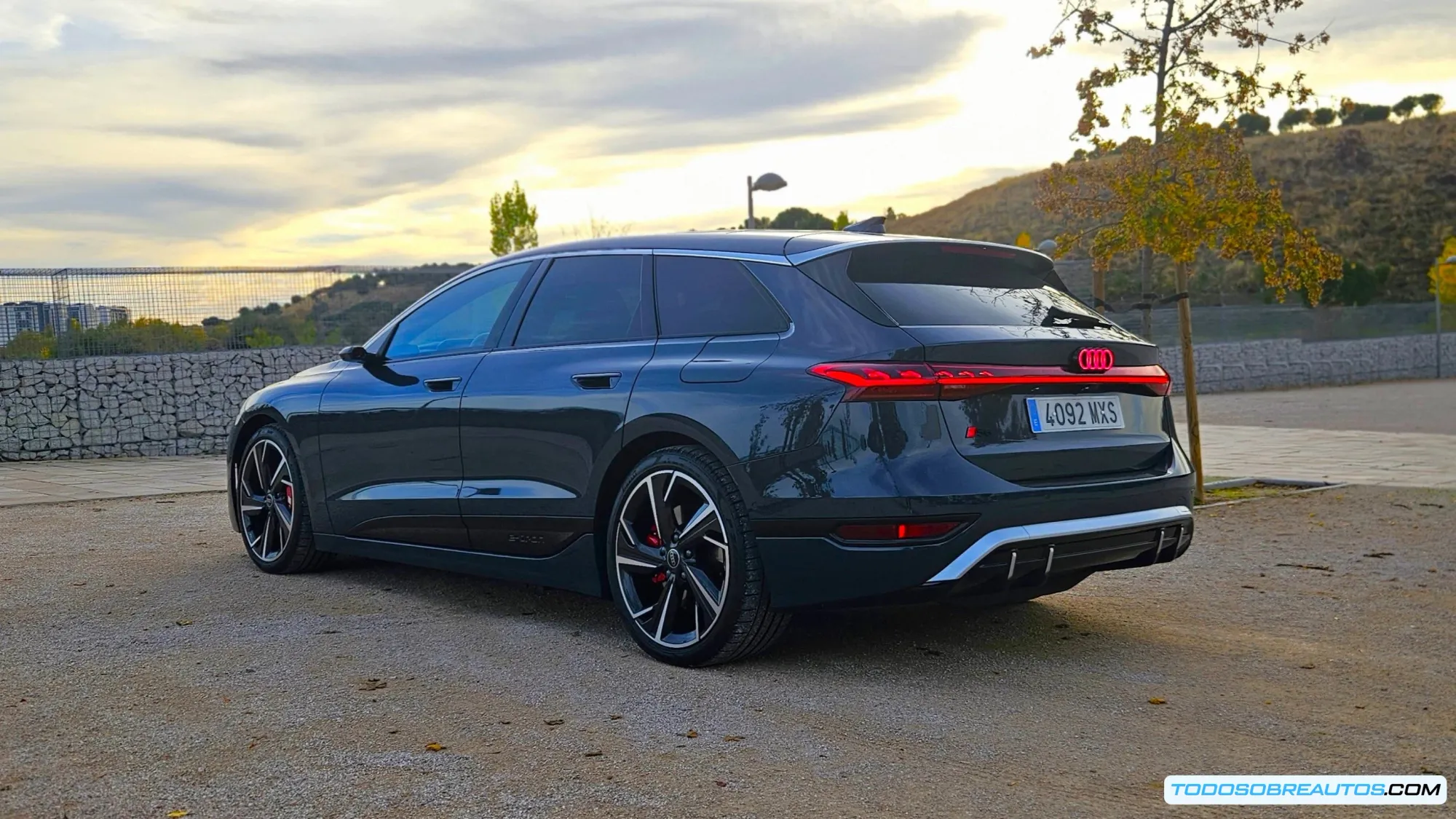 Audi RS3 moderno mostrando su diseño agresivo, parrilla RS específica y detalles deportivos que esconden el motor de cinco cilindros