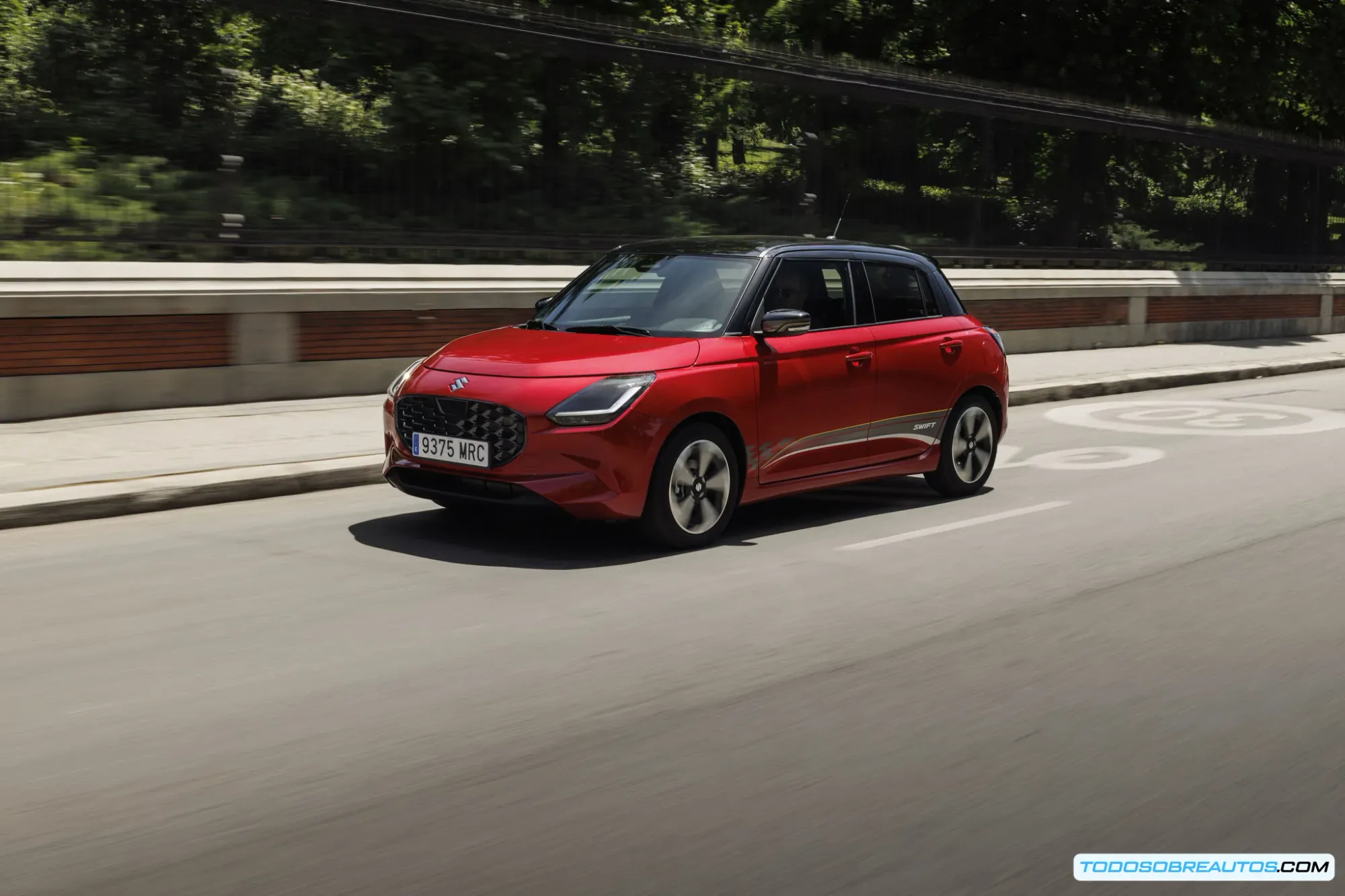 Vehículo eléctico moderno que ejemplifica la tecnología actual discutida en el análisis del pronóstico de López Frade sobre el mercado 100% eléctrico para 2060