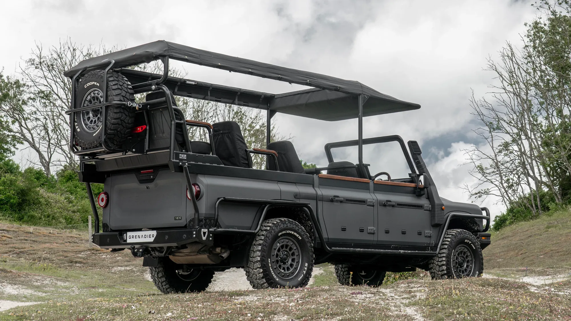 INEOS Grenadier negro