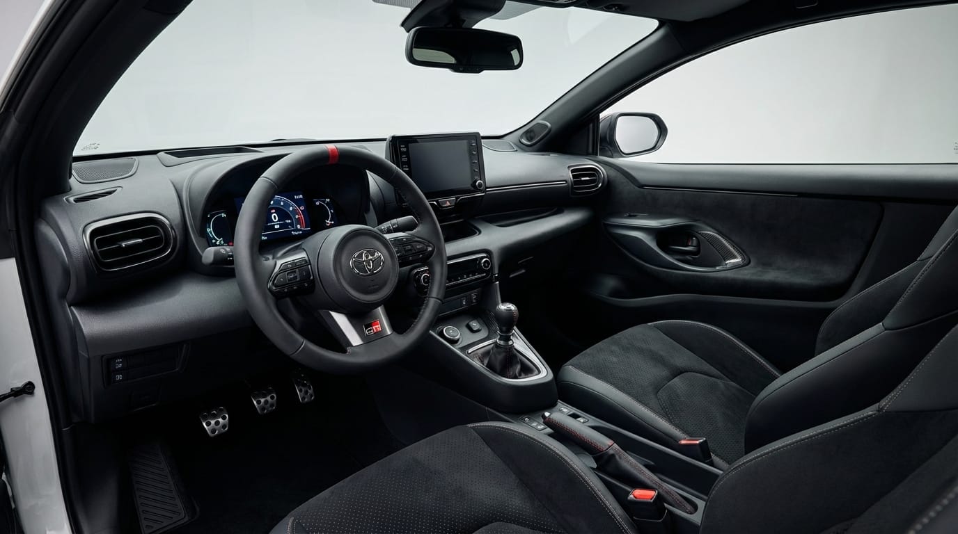 Toyota GR Yaris 2025 - Interior y puesto de conducción deportivo