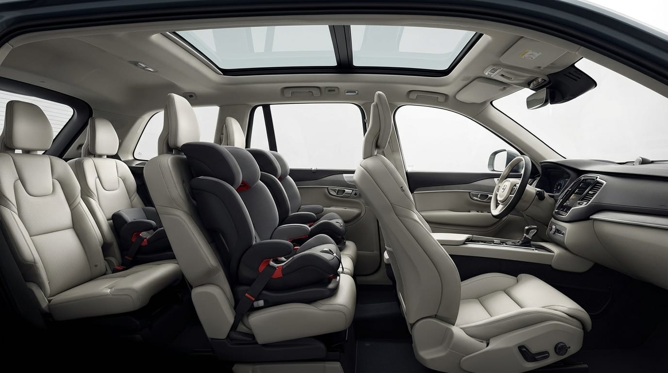 Los Mejores Autos para Viajar en Familia - Interior espacioso con tres filas de asientos
