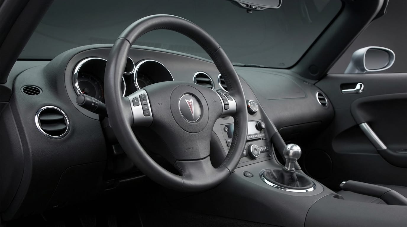 Pontiac Solstice - Vista interior desde la perspectiva del conductor