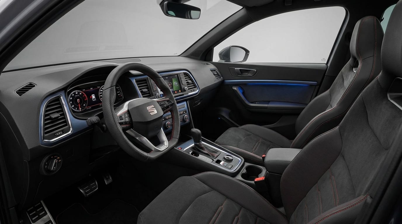 Interior tecnológico y deportivo de un SUV del segmento B