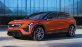Cadillac Lyriq Un SUV eléctrico con un diseño moderno y elegante de color naranja.