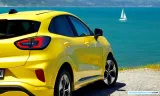 Vehículo Amarillo En Una Playa Mirando El Mar